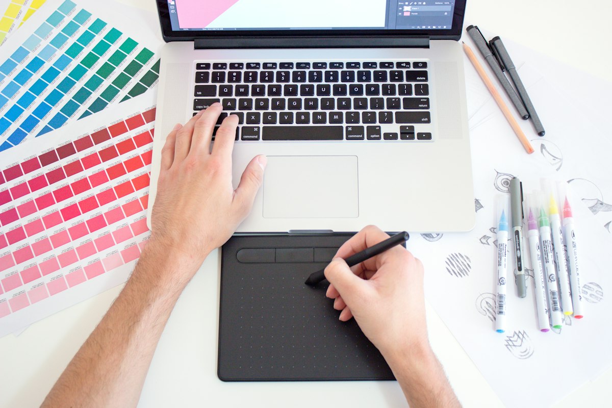 Diseñadora preparando el diseño de un rótulo
